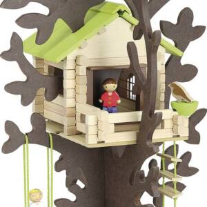 Casa in legno sull'albero con altalena