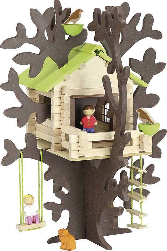 Casa in legno sull'albero con altalena