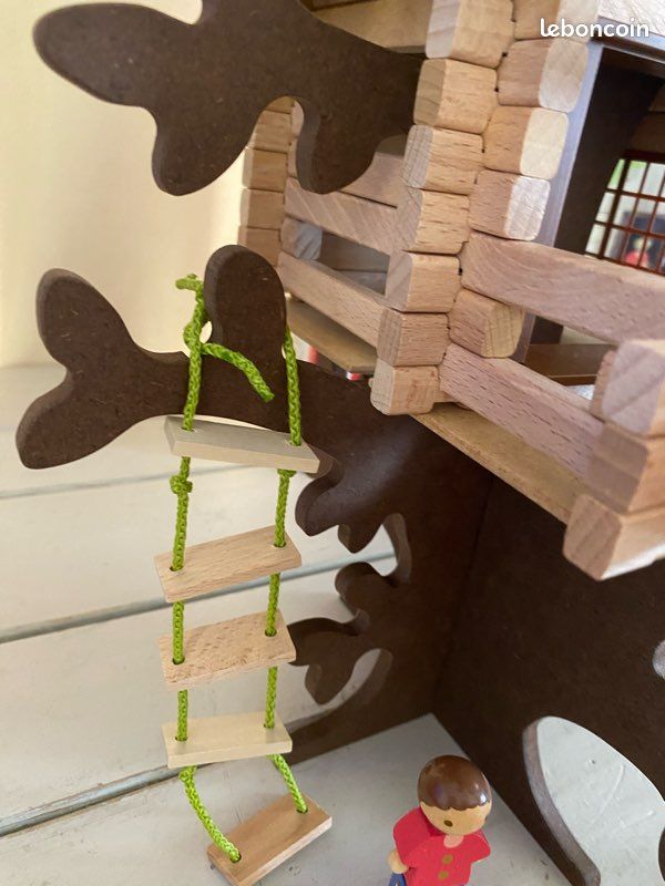 Casa in legno sull'albero con altalena - immagine 4