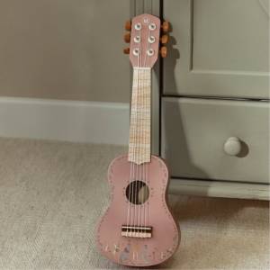 Chitarra in legno rosa